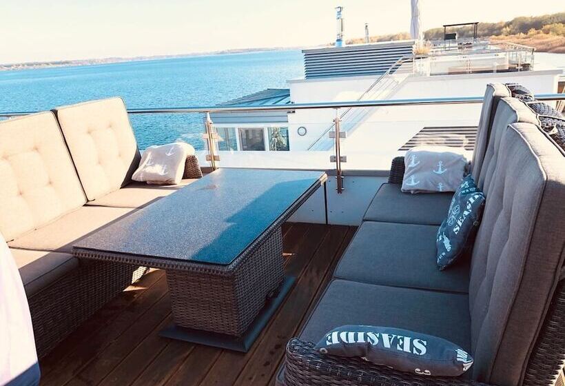 هتل Hausboot Elandi