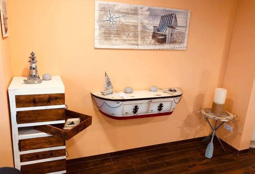 هتل Hausboot Elandi