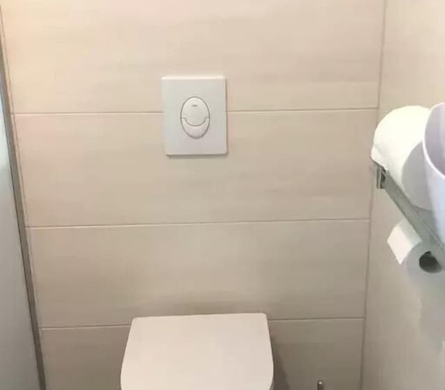 هتل Hausboot Elandi
