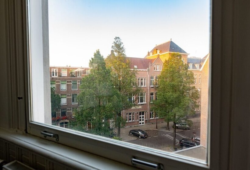 تختخواب و صبحانه Sézane S Lodges: Shared Home Not Hotel In Museum District