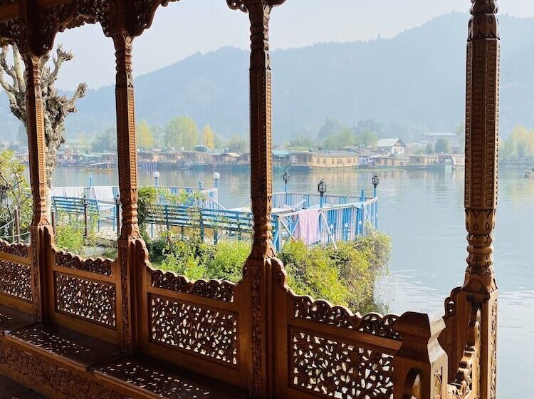 هتل Floating Heritage Group