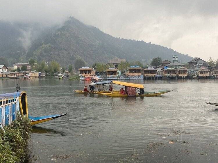 هتل Floating Heritage Group