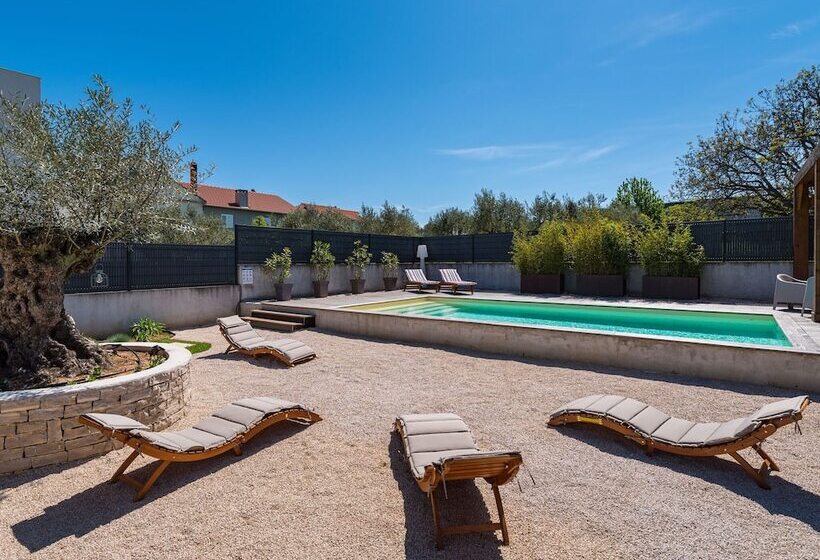 Nice Villa With Private Pool, Fenced Garden, Roofed Terrace, Near The Beach