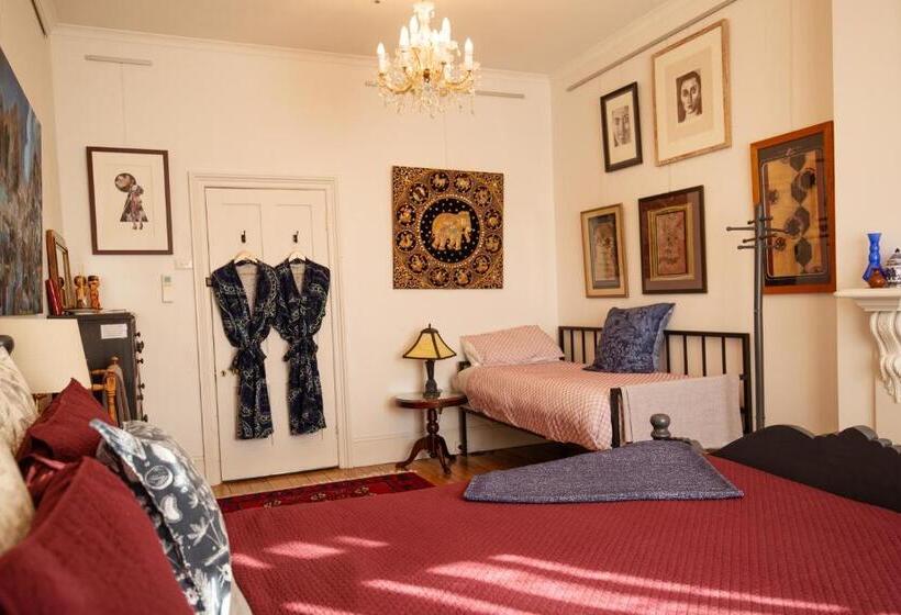 بنسيون Assemblage Boutique Art B & B