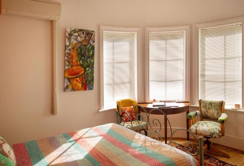 بنسيون Assemblage Boutique Art B & B