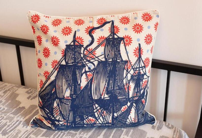 بنسيون Assemblage Boutique Art B & B