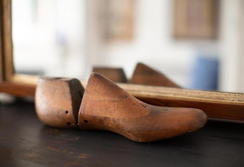 بنسيون Assemblage Boutique Art B & B