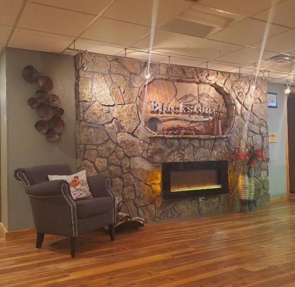 هتل Blackstone Lodge And Suites