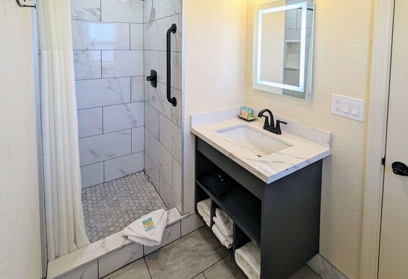 هتل Clarion  Collection Wilkie S Inn Pacific Grove  Monterey