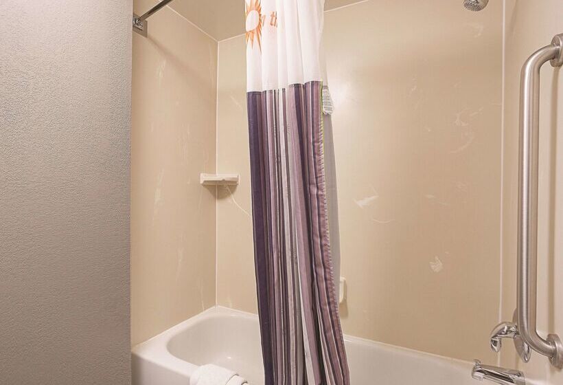 Отель La Quinta By Wyndham Plantation At Sw 6th St