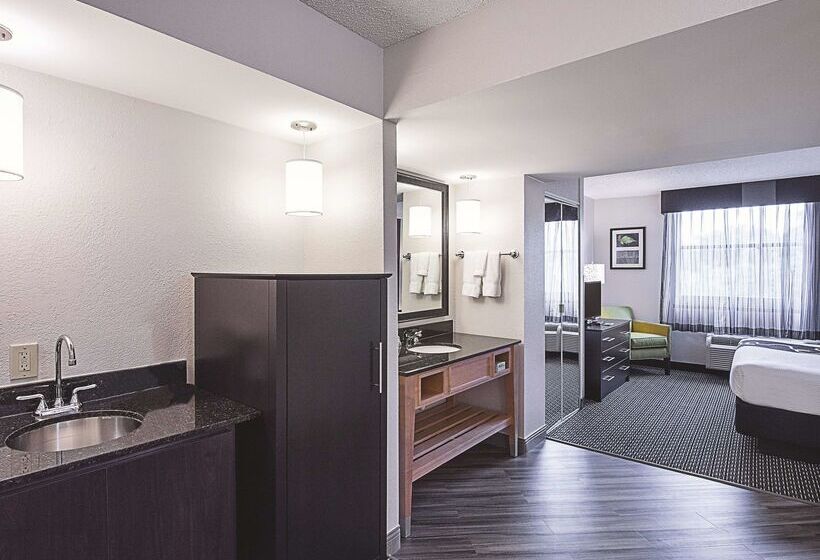 Отель La Quinta By Wyndham Plantation At Sw 6th St