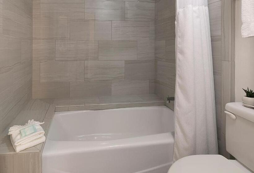 هتل Pismo Lighthouse Suites