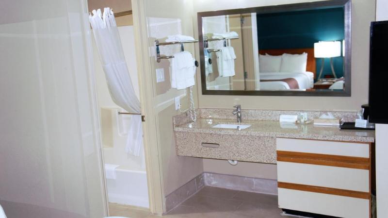 Отель Quality Inn & Suites Near White Sands National Monument