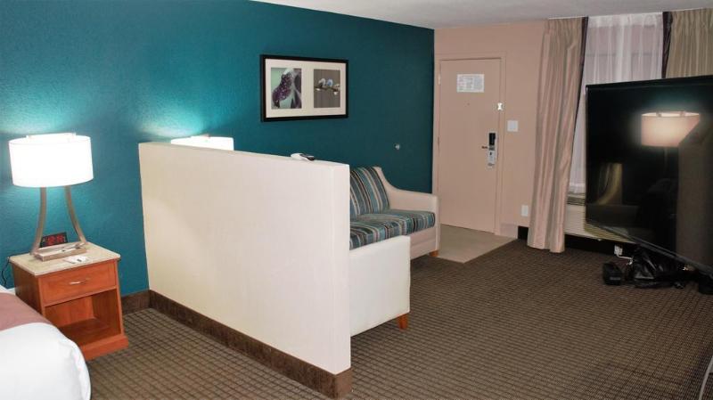 Отель Quality Inn & Suites Near White Sands National Monument