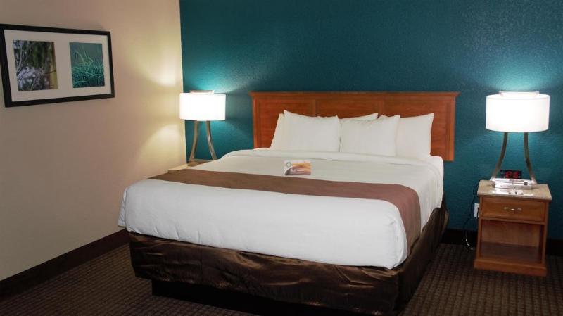 Отель Quality Inn & Suites Near White Sands National Monument