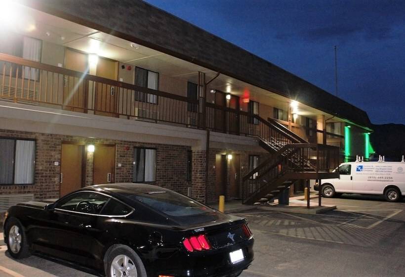 Отель Quality Inn & Suites Near White Sands National Monument