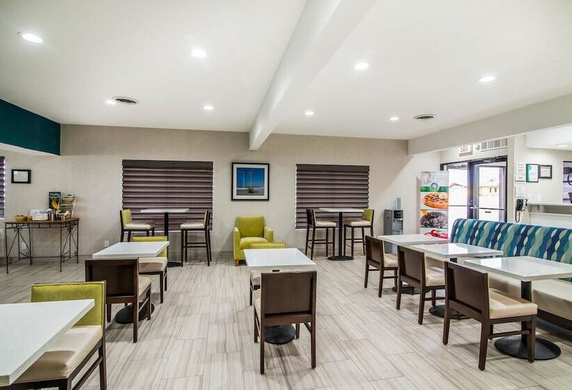 Отель Quality Inn & Suites Near White Sands National Monument