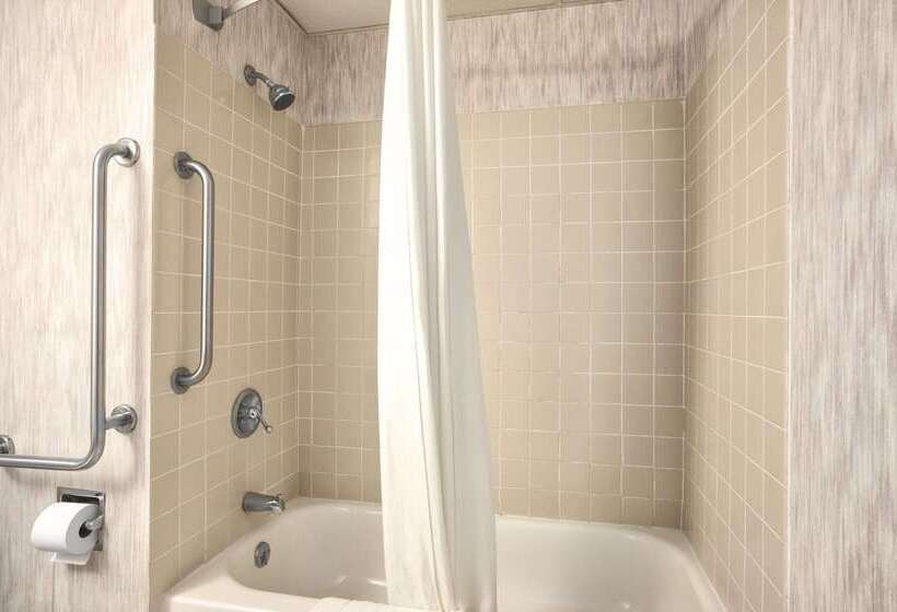 هتل Quality Inn
