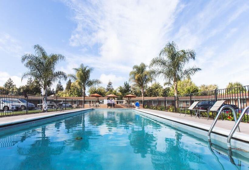 فندق Tri Valley Inn & Suites