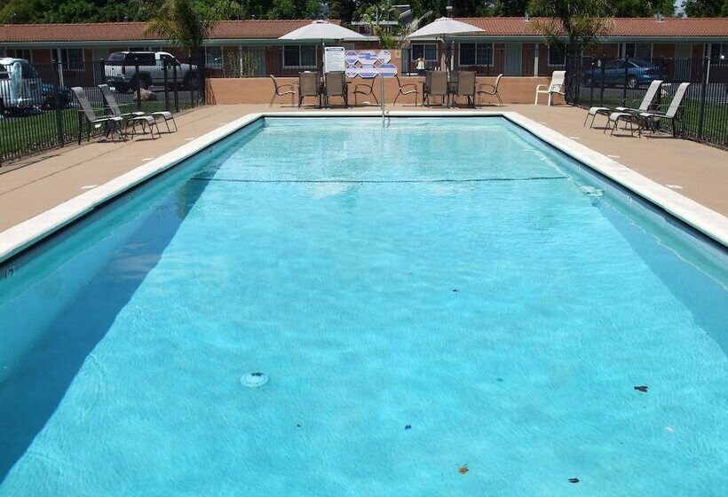 酒店 Tri Valley Inn & Suites