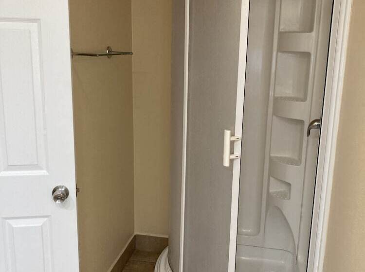 فندق Tri Valley Inn & Suites