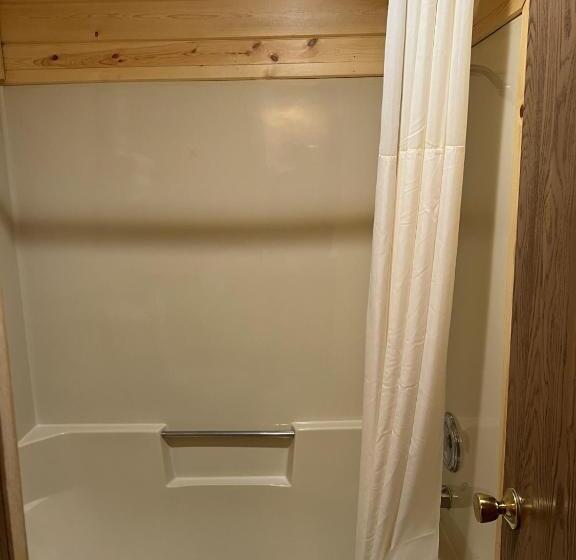 هتل Waterfront Inn Mackinaw City