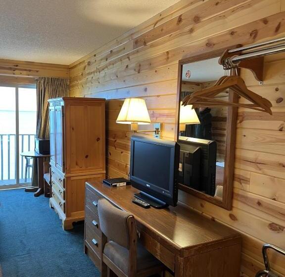 هتل Waterfront Inn Mackinaw City