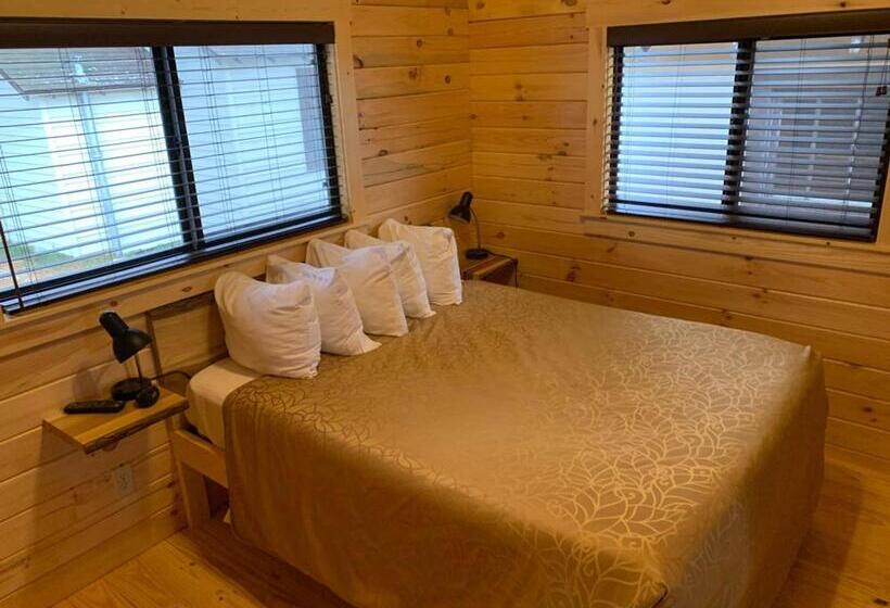 هتل Waterfront Inn Mackinaw City