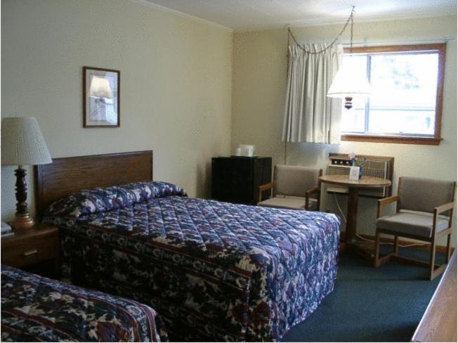 هتل Waterfront Inn Mackinaw City