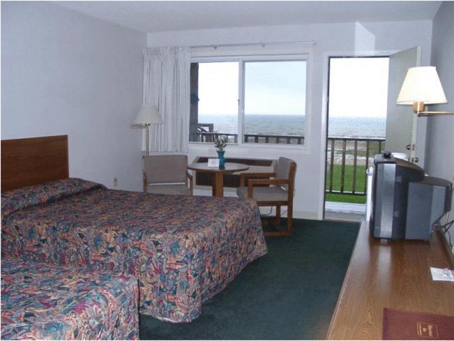 هتل Waterfront Inn Mackinaw City