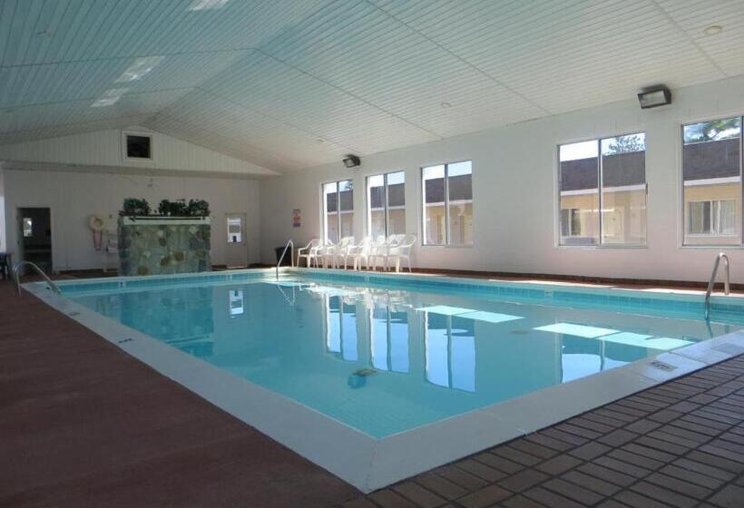 هتل Waterfront Inn Mackinaw City