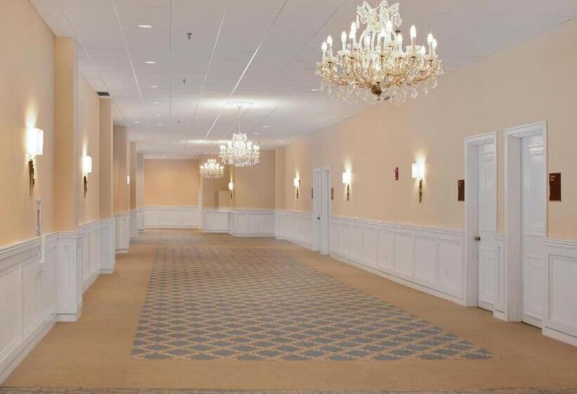 Отель Westford Regency Inn & Conference Center
