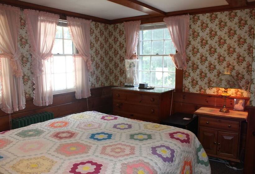 White Trellis Motel