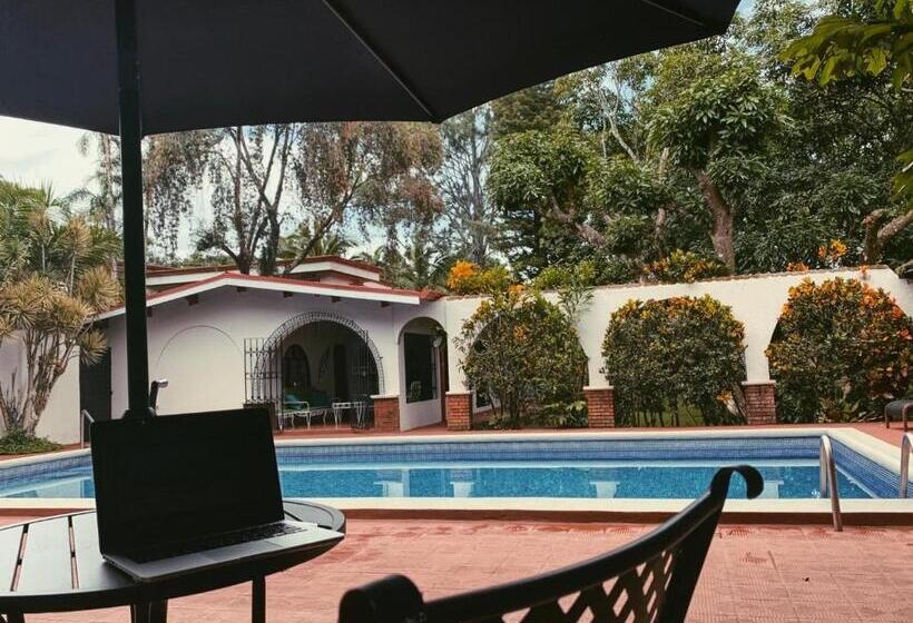 هتل Hacienda Escondida 10min To Airport
