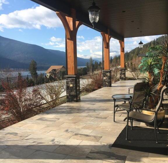 פנסיון Kootenay Wild Guest Suites