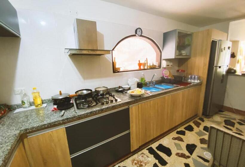 پانسیون Tia Chela Hostel