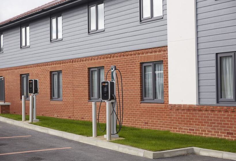 בית מלון כפרי The Churchill By Greene King Inns