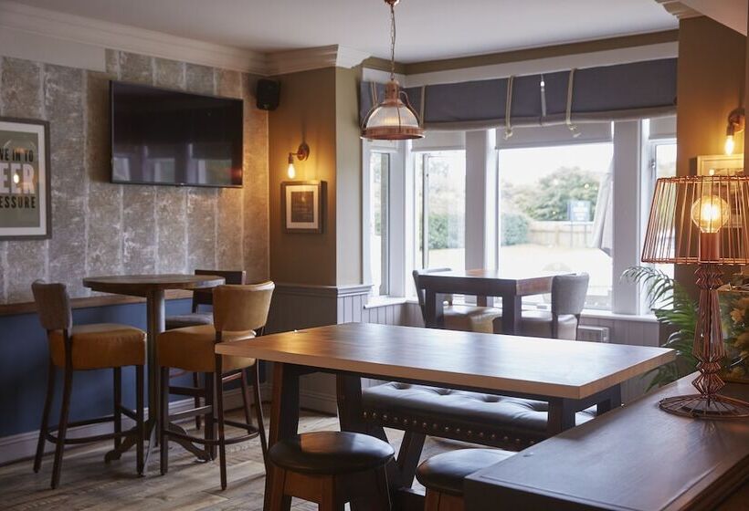 בית מלון כפרי The Churchill By Greene King Inns