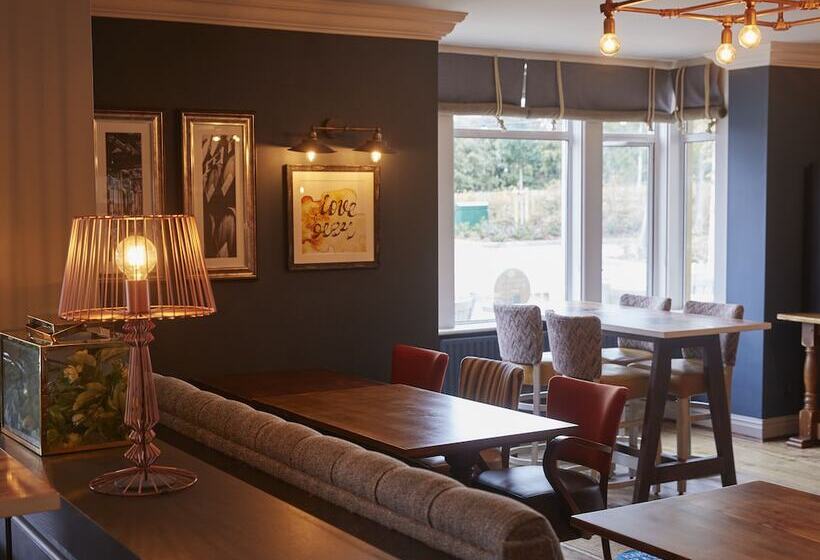 בית מלון כפרי The Churchill By Greene King Inns