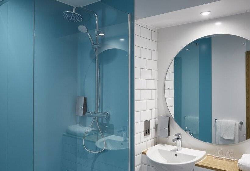 בית מלון כפרי The Churchill By Greene King Inns