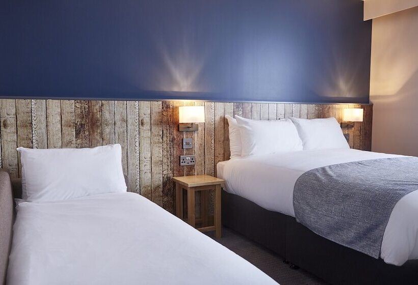 בית מלון כפרי The Churchill By Greene King Inns