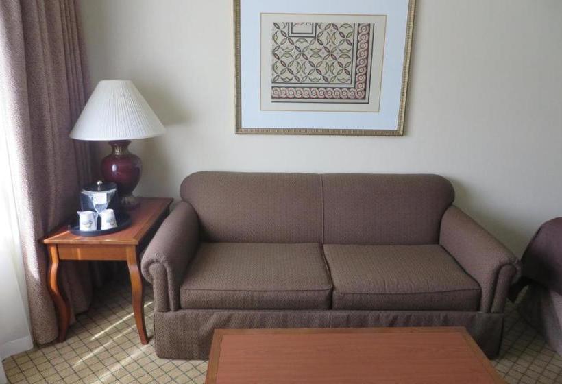 בית מלון כפרי Days Inn & Suites By Wyndham Omaha Ne