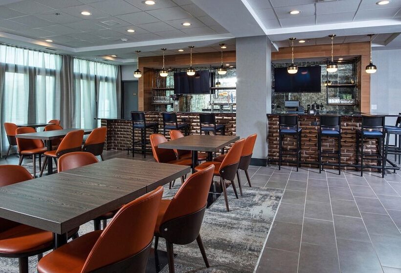 هتل Four Points By Sheraton Appleton