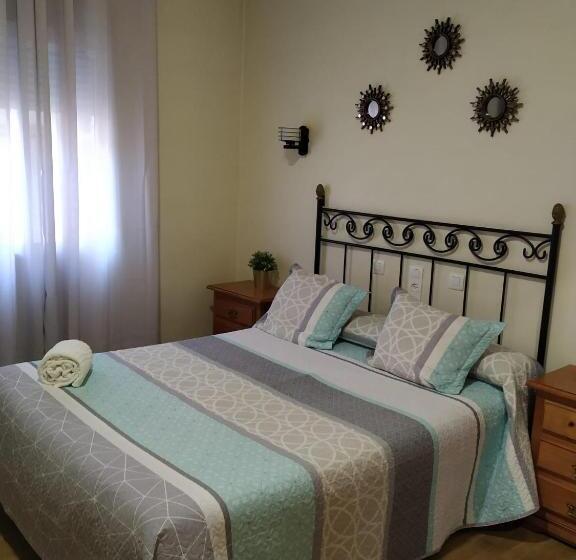 هتل Hostal Los Escudos