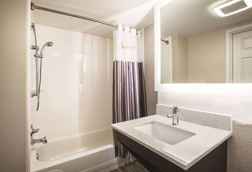 هتل La Quinta By Wyndham Clearwater South