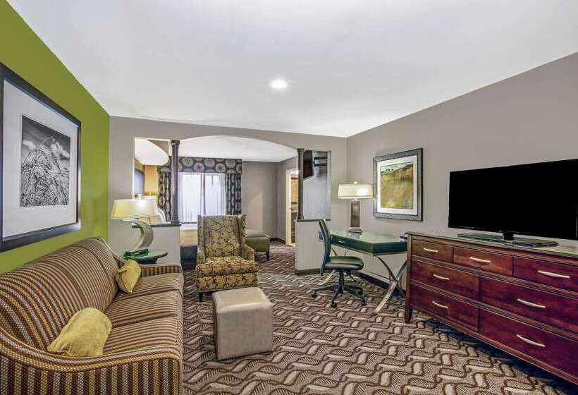 Отель La Quinta Inn & Suites By Wyndham Kearney