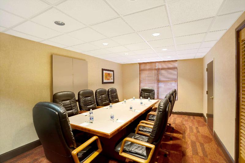 هتل Wingate By Wyndham Raleigh Durham / Airport