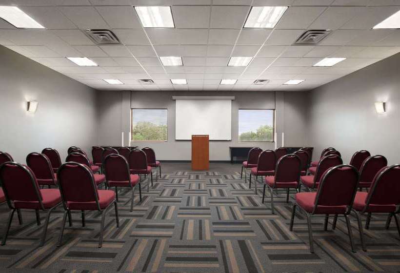 호텔 Wingate By Wyndham And Williamson Conference Center