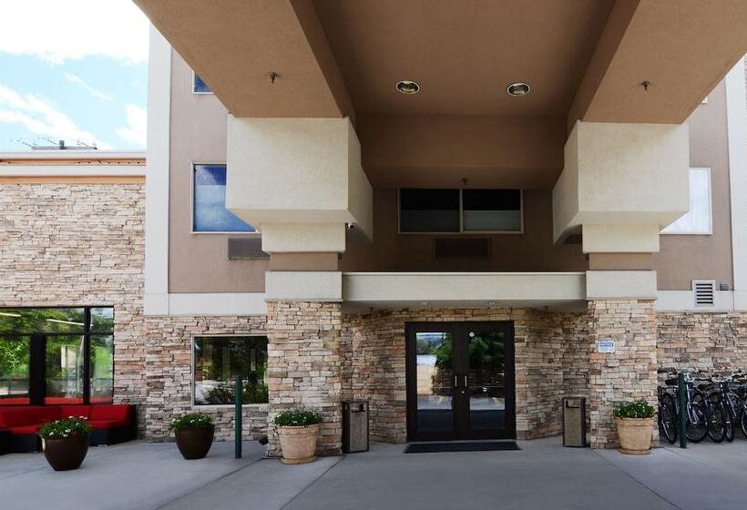ホテル Wood River Inn & Suite