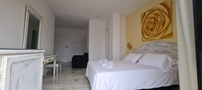 هتل Apartamentos Playamaro